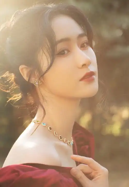 梁田露肩礼裙性感写真图片15