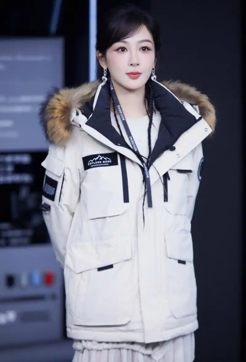 杨紫元气编发真好看 不得不说,杨紫的这个冬装造型 是非常有魅力的一