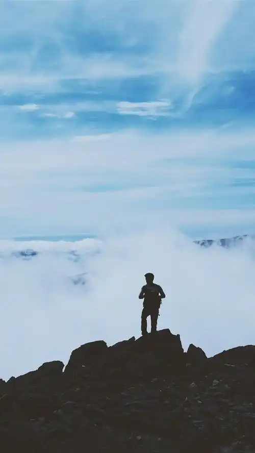 壁纸 山,云,男人,剪影 3840x2160 uhd 4k 高清壁纸, 图片, 照片