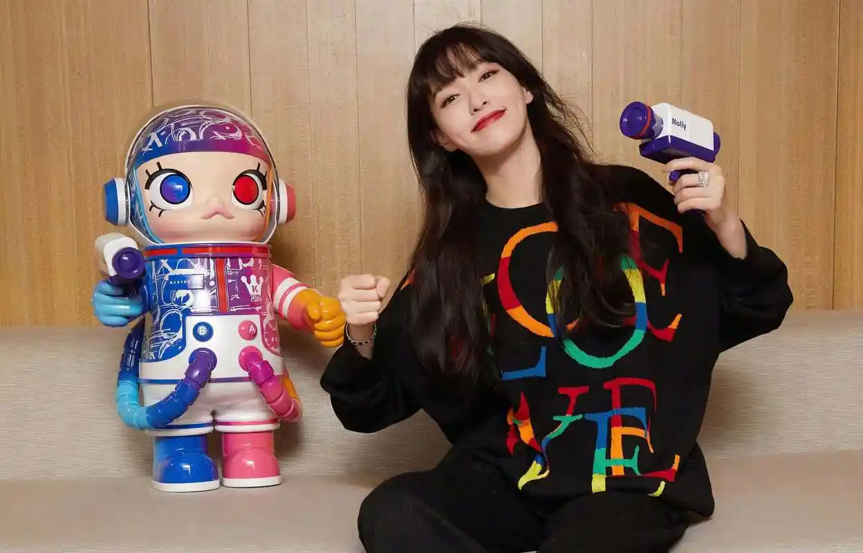 唐嫣今天分享了一件日常私服穿搭,彩色字母印花毛衣? 黑色休闲阔腿裤?