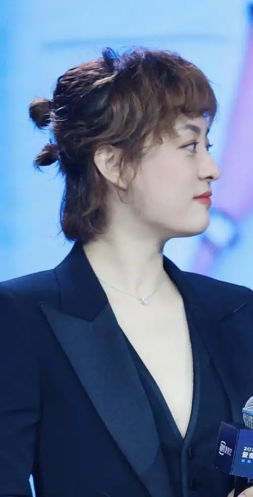 孙俪现身新剧发布会烫羊毛卷扎俩小啾啾变软妹形象突破大变样