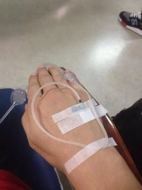 一个人打吊瓶也是醉了.