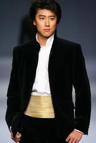 陈司翰神秘客串国际时装周曾志伟力赞优质偶像