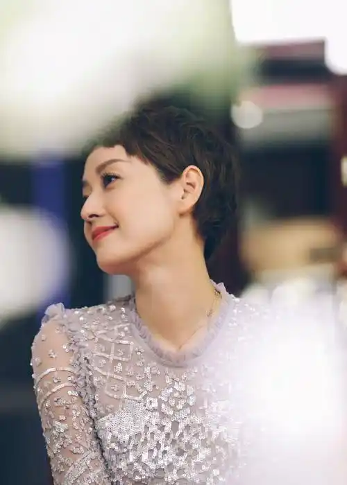 完美的秀出了马伊琍的身材,女人味十足,大多数都是人剪了超短发之后都