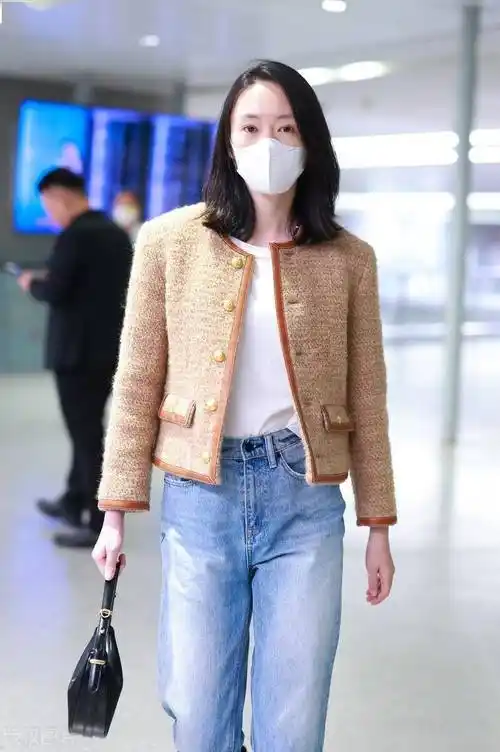 街拍:童瑶软呢外套 白t恤 牛仔裤 黑色短靴 手提包简单时髦_上海_机场