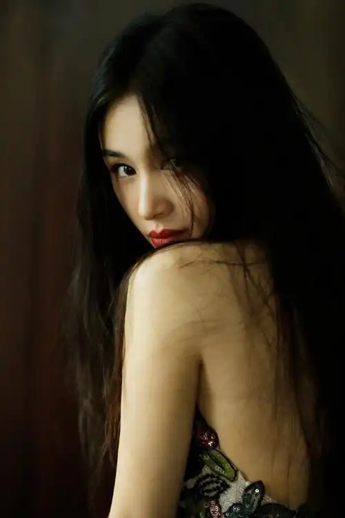 王子文金鸡节红毯造型惊艳,繁花礼服美如画,妆容完美衬托