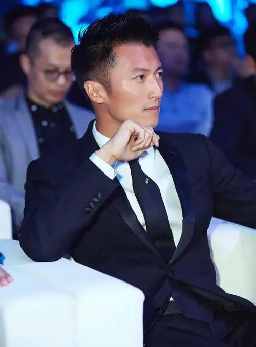 成龙,周润发也说谢霆锋是香港娱乐圈的顶级人物将来发展将超越任何人