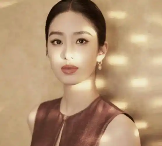 《芳华》三美:一个连生三子,一个嫁给老头,还有一个艳福不浅_杨采钰