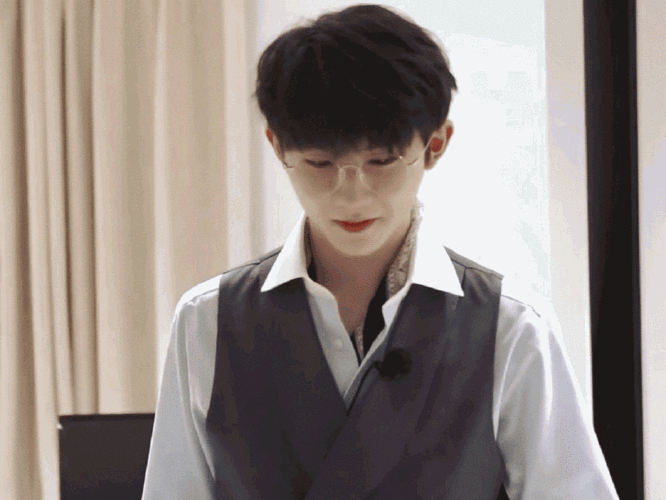 马嘉祺金丝眼镜