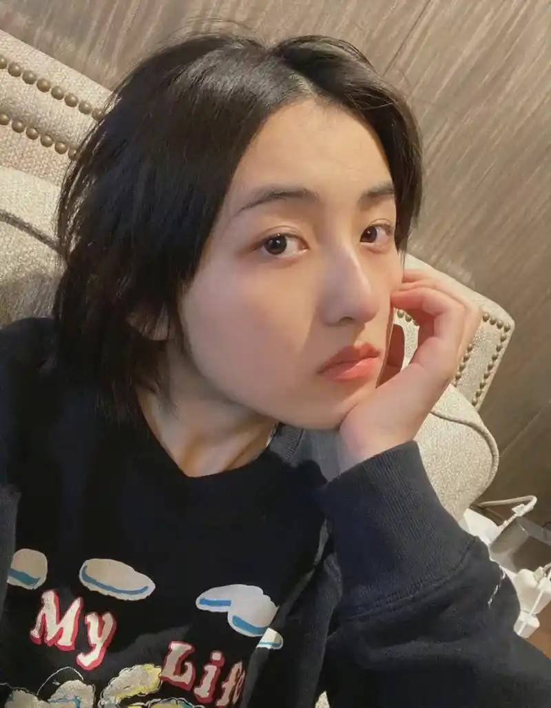 张子风流满满的喜欢发包#张子枫晒了一张正脸自拍,头上扎着可爱的