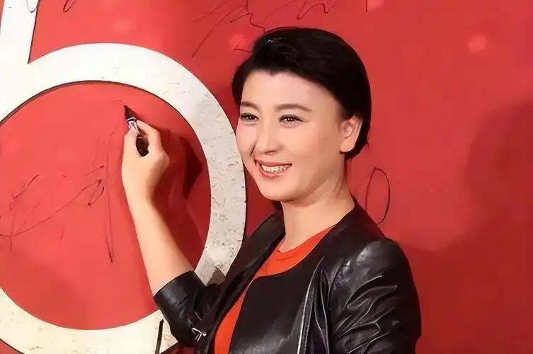 回顾闫学晶与林越离婚12年,她嫁神秘富商生女,他三婚娶小娇妻