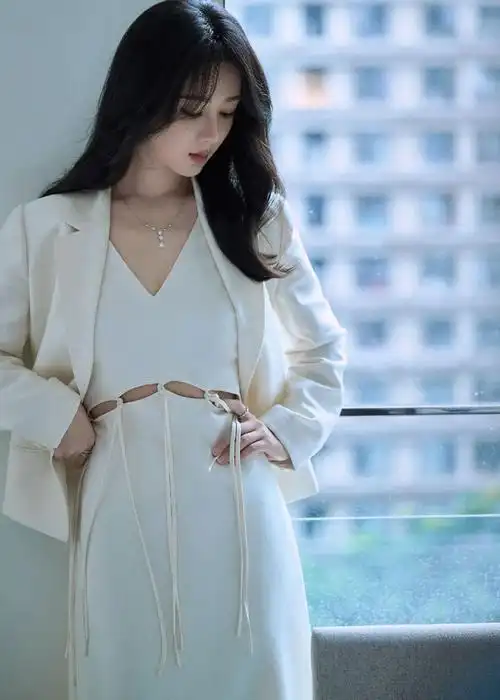 杨紫小花耳环#杨紫侧颜怼脸照好绝!小花耳环好精致~期待杨紫 - 兑音