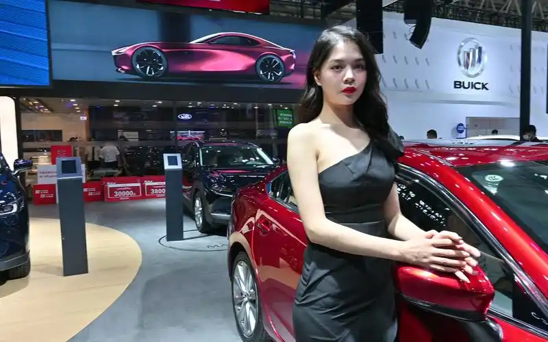 车展微胖美女走秀第二十届华中国际车展2022武汉