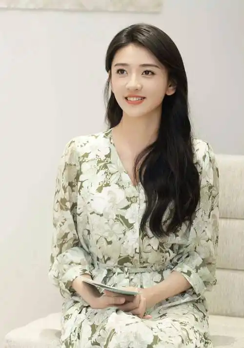 女星梁洁写真合集:甜美靓丽,秀丽可人