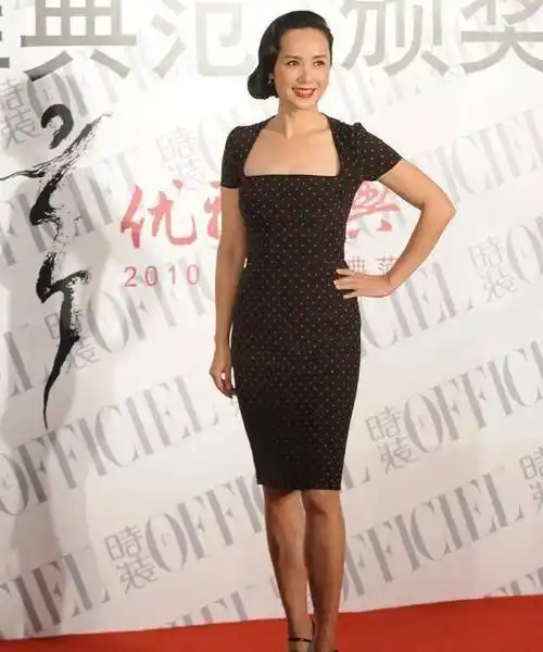 原创52岁蒋雯丽状态真好,穿波点裙端庄大气,搭配复古短发更优雅