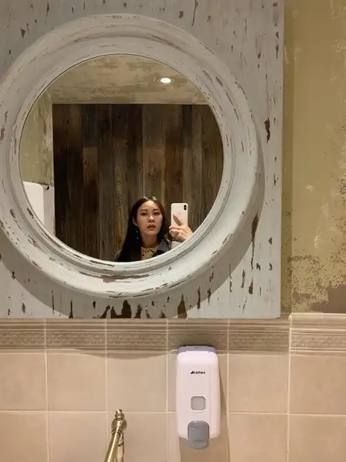 我发现卫生间的镜子很高,这次不是为了自拍,是我想起我妈妈在弟弟家