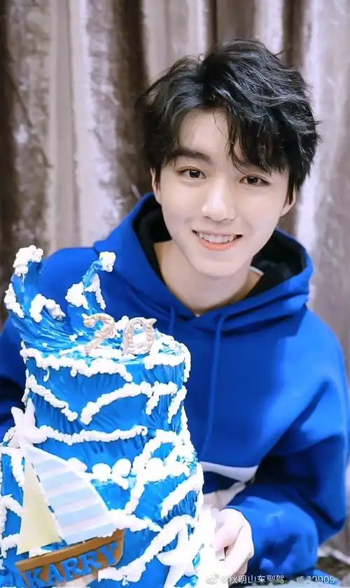 王俊凯蓝色穿搭合集,好一个甜甜的崽