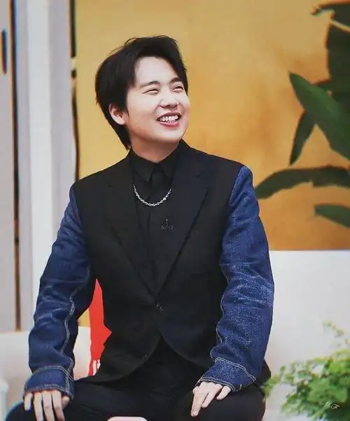 "精神小伙"郭麒麟穿上西装也是可可爱爱的?西装 傻笑也很帅气