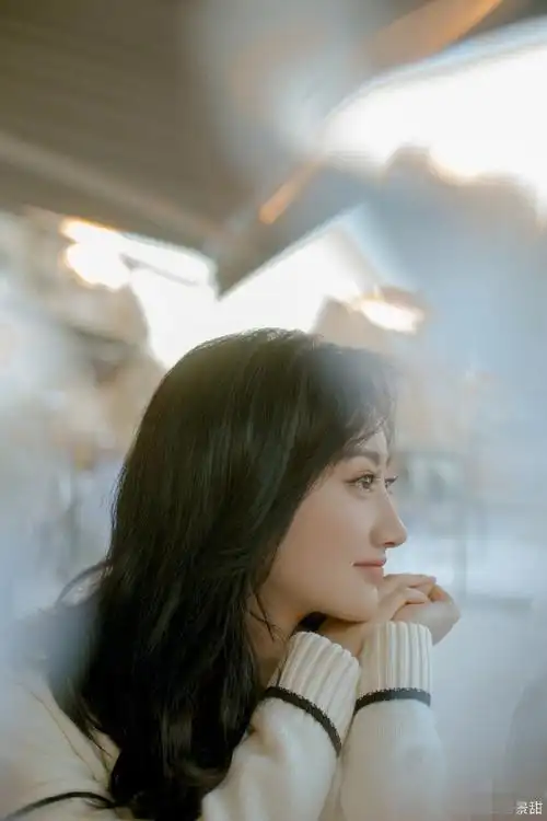 景甜阳光下回眸笑容明媚动人 皮肤白皙少女感足