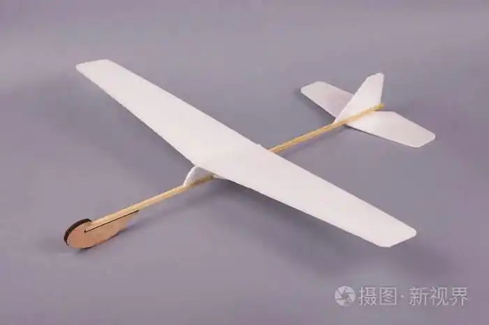 简单地自己做,爱好飞机从泡沫和木材. 创造性和自由概念