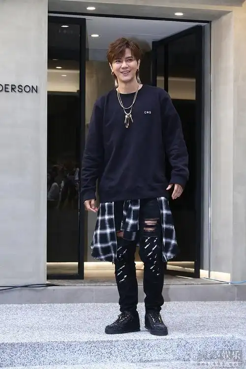 罗志祥感慨时光飞逝 穿乞丐裤微笑显帅气