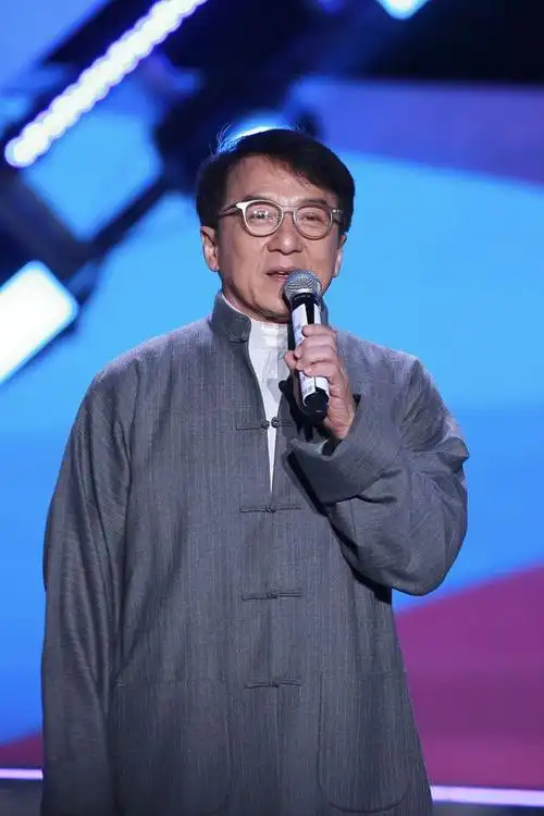 成龙的气质变了好多笑起来的时候看着太沧桑了还是挺帅气的