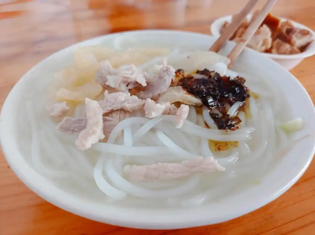 到曹溪村寻味,龙岩清汤粉这里最经典,一碗十元很清爽!