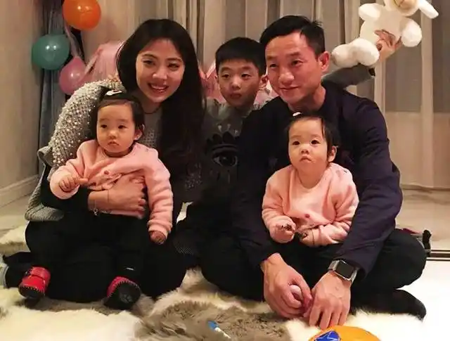 杨威晒一家五口照!女儿超像爸爸,儿子像妈妈,不忘为体操助力