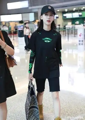 吴谨言真的太瘦了,穿紧身裤,腿缝还这么大,瘦的美感都没了