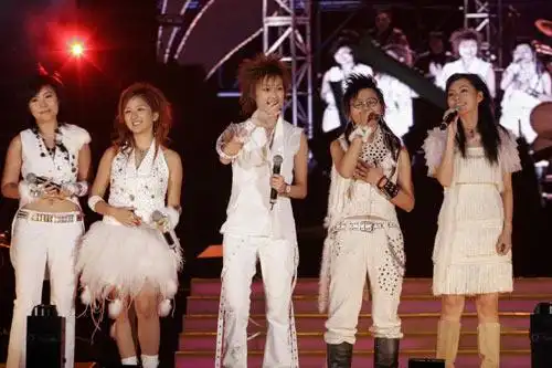 超级女声广州巡演造型火辣张靓颖秀美腿