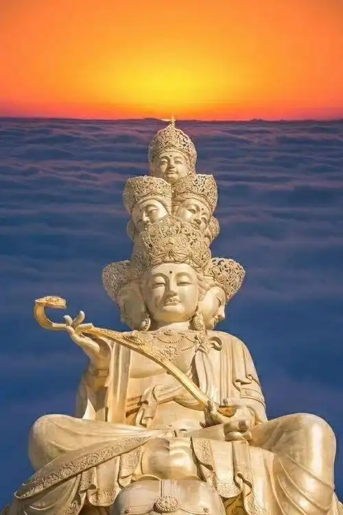 峨眉山的夜晚云海佛光