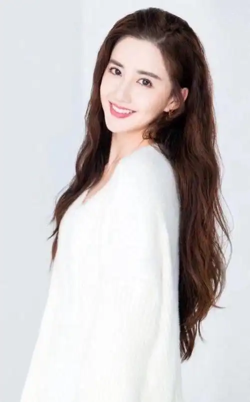 陈欣予一袭v领白色连衣裙亮相,女神气场全开,马尾卷发气质惊艳