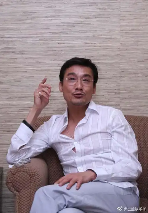 影帝梁家辉为拍戏疯狂减重,63岁身材消瘦惹人心疼,穷困时摆地摊