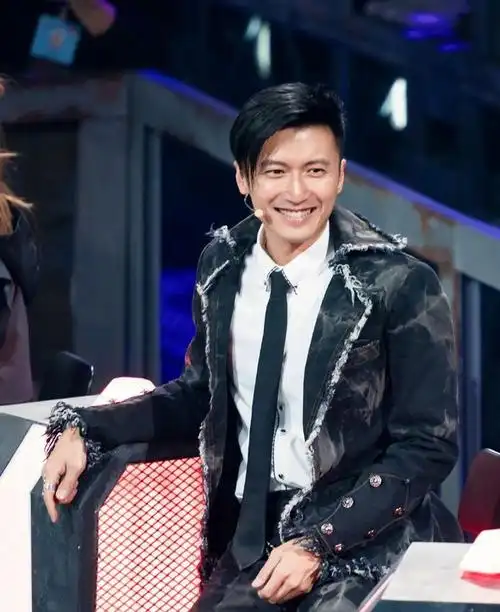 40岁谢霆锋留的这4款发型一般人驾驭不了你有剪同款吗