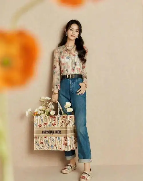 人气女神赵丽颖时尚穿搭简单率性清新自然可盐可甜元气满满