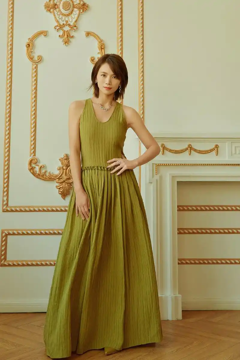 曹曦文温柔优雅时尚写真图片