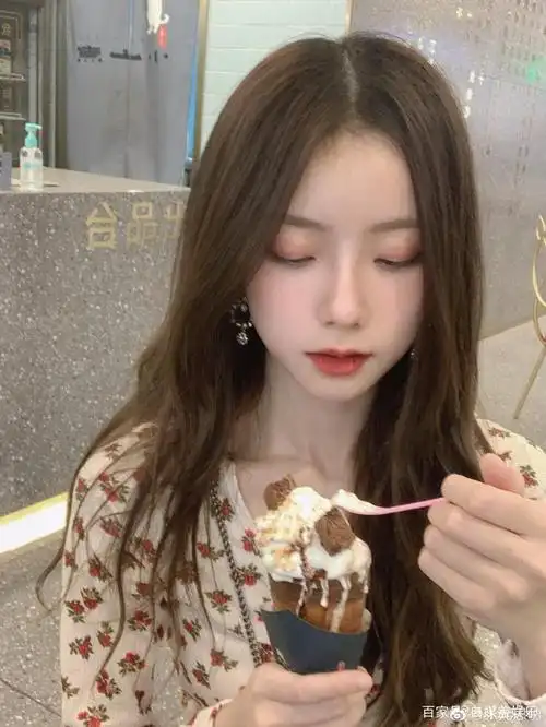 黄子韬与网红张允恩疑似恋情曝光!有网友发现两人有多件同款