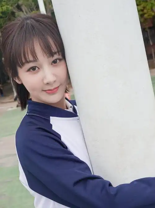 杨紫穿中学校服打篮球空气刘海清新减龄28岁美成18