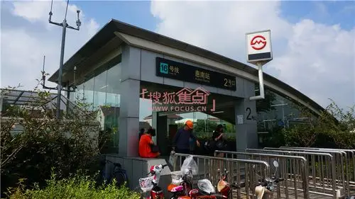 小编选择乘坐地铁 公交 步行方式达到售楼处,地铁站外有周南线和惠南1