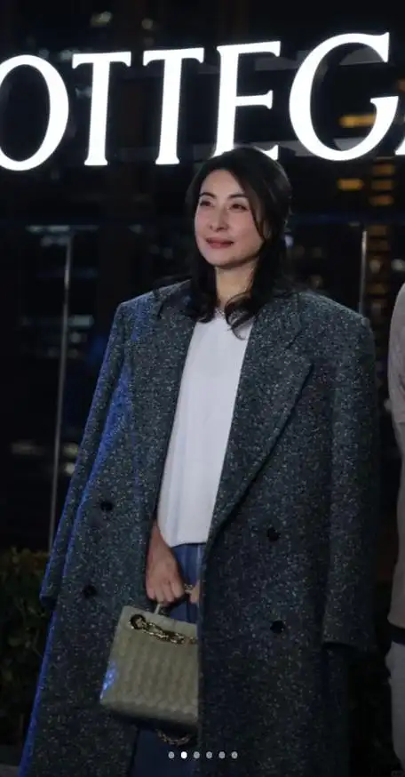 郭晶晶现身上海出席活动穿着简单脖子上的项链却被曝不一般