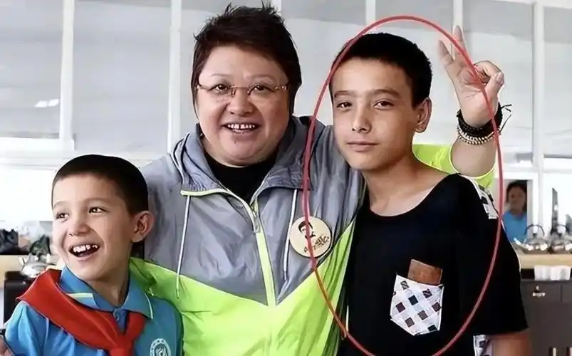 韩红暴瘦40斤扎丸子头神似少女知道瘦身真相后让人心疼