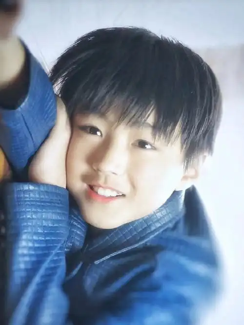 王俊凯戴红领巾打篮球