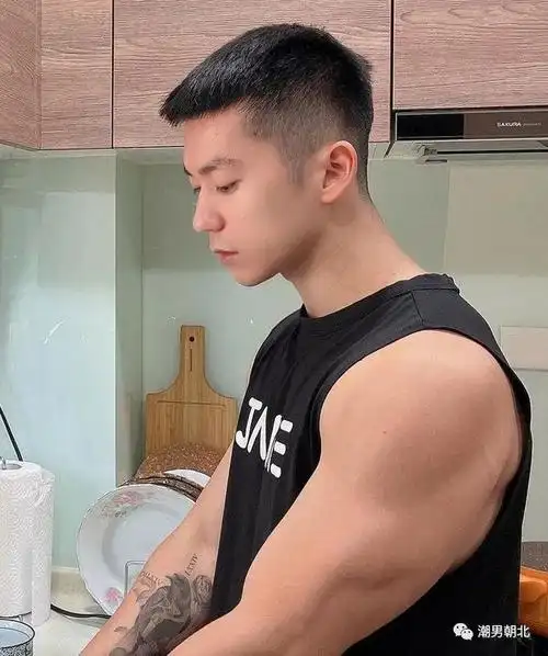 这时候剪一款短短的寸头发型,就会显得格外的干净利落,帅气满分.