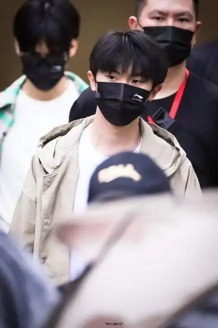 马嘉祺今日份我的岛录制路透,顺毛乖乖模样发型连帽外套穿搭,完美理想