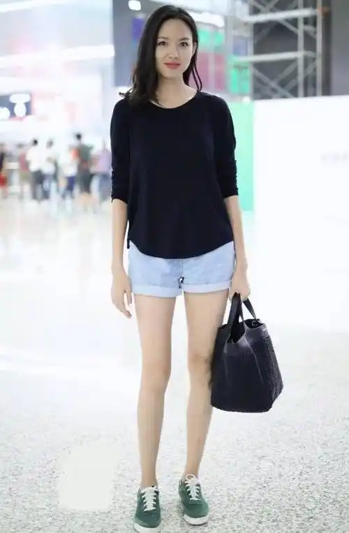 1米82的世界小姐张梓琳出街腿跟路人形成鲜明对比