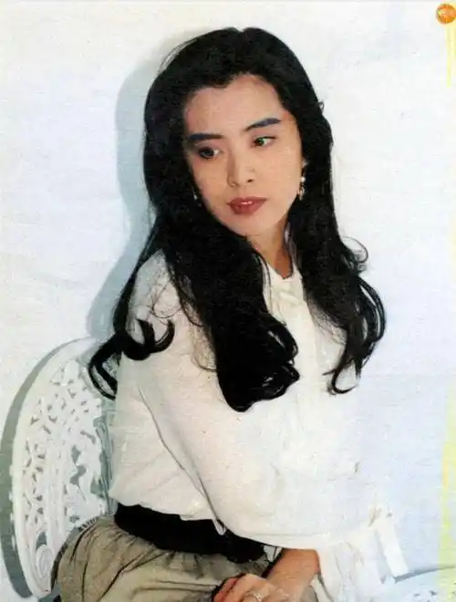 54岁王祖贤素颜曝光,一双笑眼太迷人,身穿"海青"手拿念佛机_网友_生活