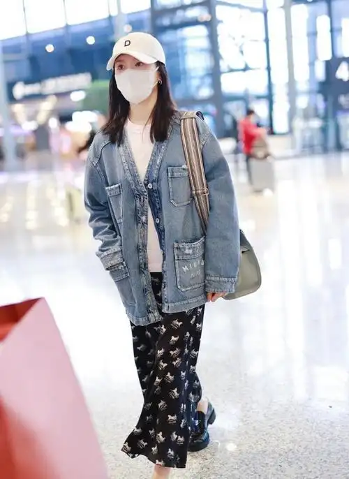 40岁董洁不肯当老阿姨,机场穿牛仔外套彰显青春活力,瘦就是自信