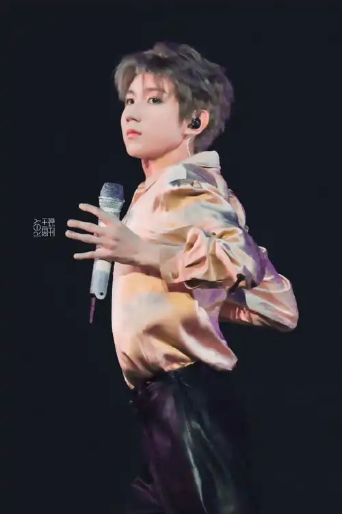 王源超话王源超话#王源客厅狂欢巡演#给提不起劲的周一一点小小的