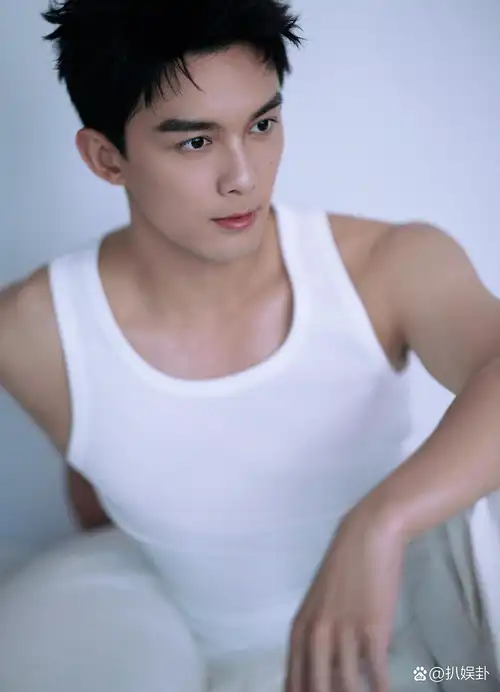 我宣布吴磊就是古希腊掌管背心的神,他这身白背心搭配手臂肌肉线条
