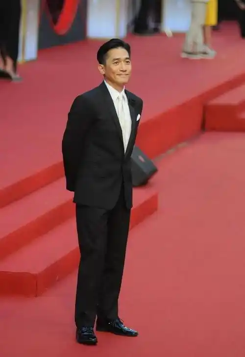 梁朝伟58岁近照:脸色蜡黄发际线后移,原来明星不化妆长这样_长相_头发